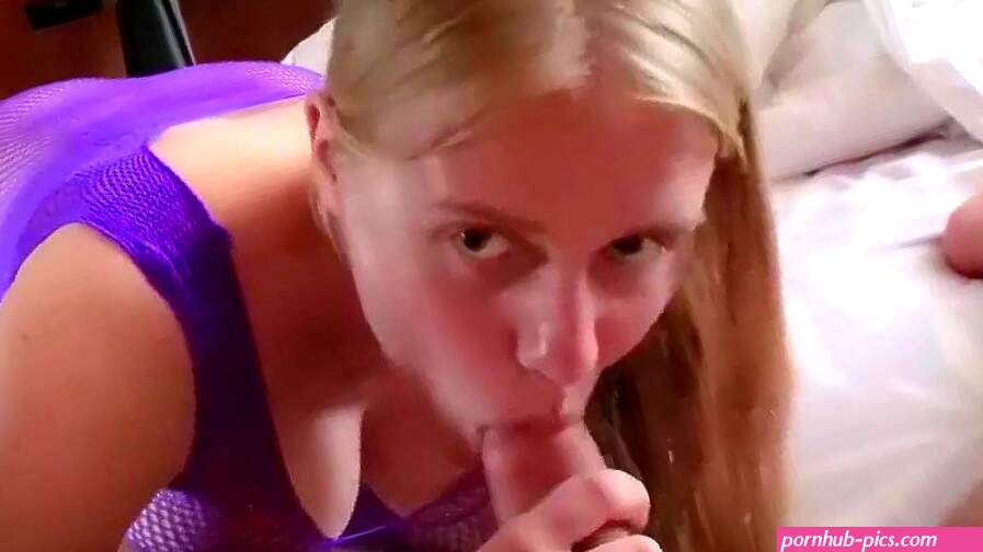 Meisje geeft haar vriend een tedere blowjob. Porno Video