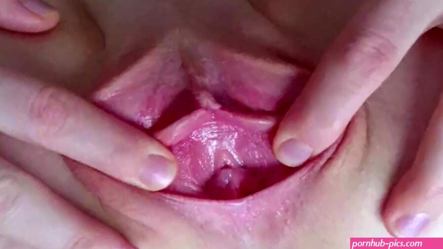 Sexy Babe Close-Up Masturbates Wet Pussy