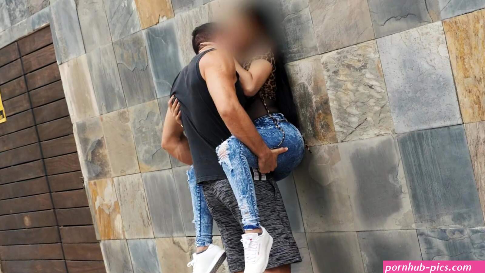 Public fuck with a Colombian gold digger