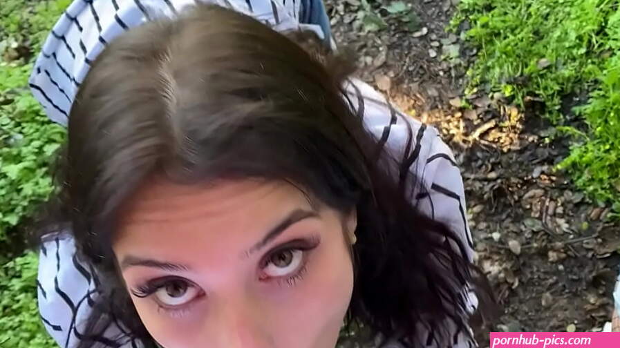 Outdoor blowjob from a brunette Spanish slut
