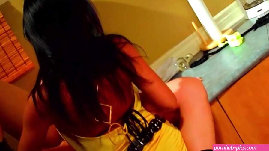 Hot punk lesbienne wordt gefist en squirt