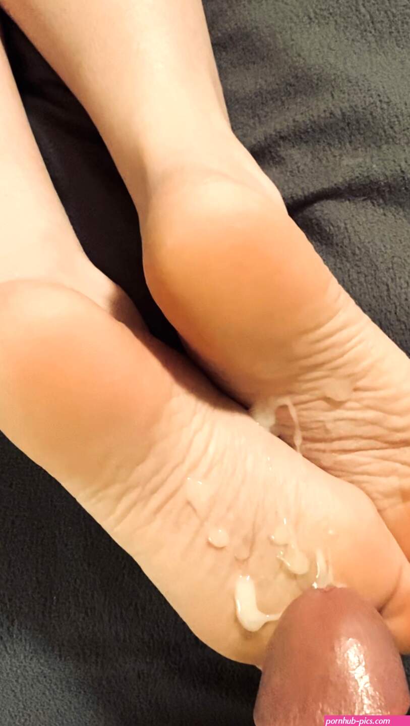 Who here wants to cum on my pretty feet? Ÿ Porn Pic