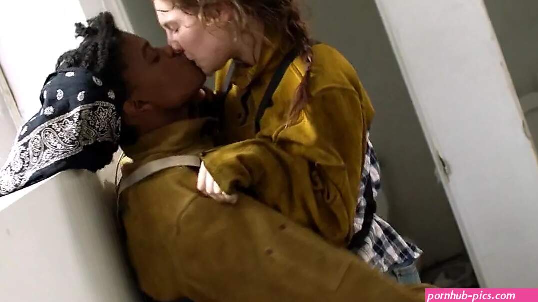 See the Hottest Emma Kenney Sexy Scenes