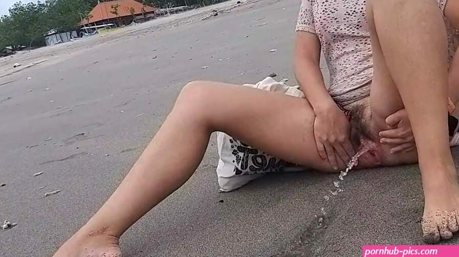 Open poesje PISS in HET OPENBAAR Riskante PLASSEN op een winderige dag