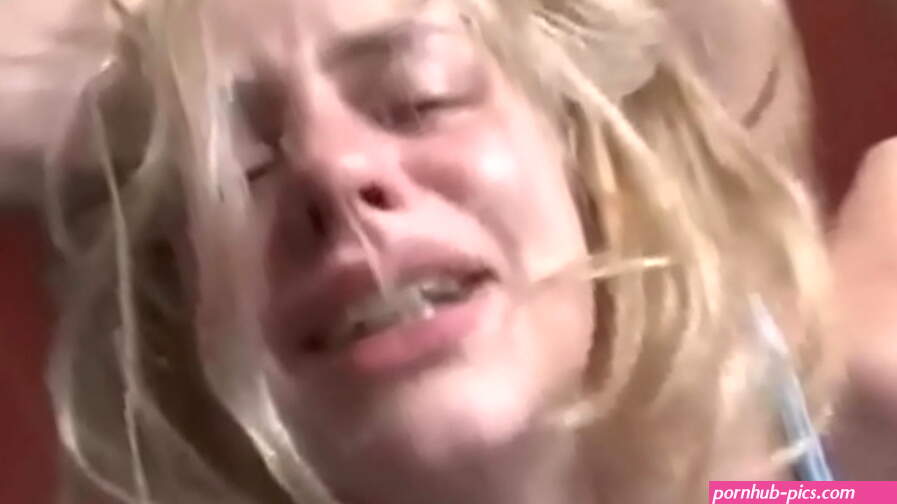 Novinha loira gritando no sexo anal bruto
