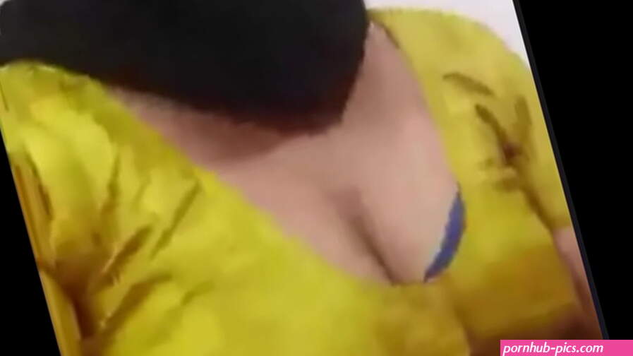 tamil item aunty showing her nude body with dance