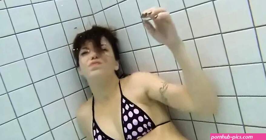 Laura girlfriend Berlin 18-19 year fuck in the pool watch online