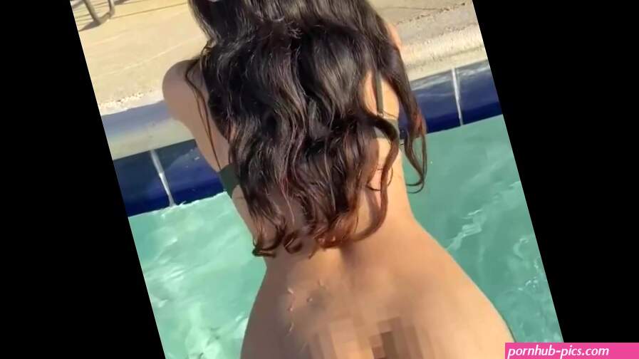 19 year-old college girl flashed in the public pool