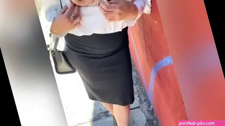 Le Doy Dinero a Señora en la Calle para que me Enseñe las TETAS y me la Chupe! VOL 2