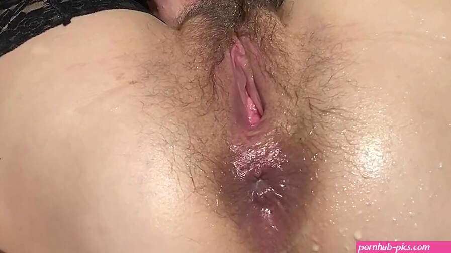 Estiramiento anal peludo y entrenamiento Amateur BBW milf. Agujero de culo abierto de cerca. POV
