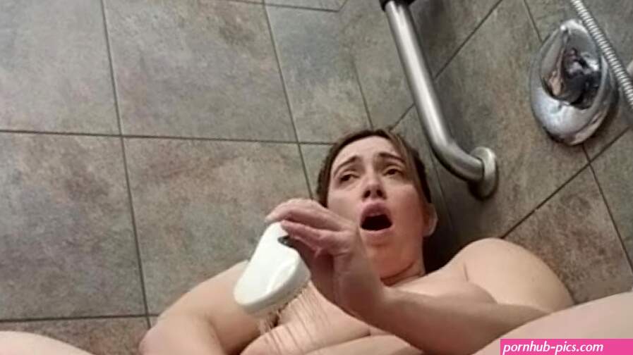 Bbw masturbates in public gym shower