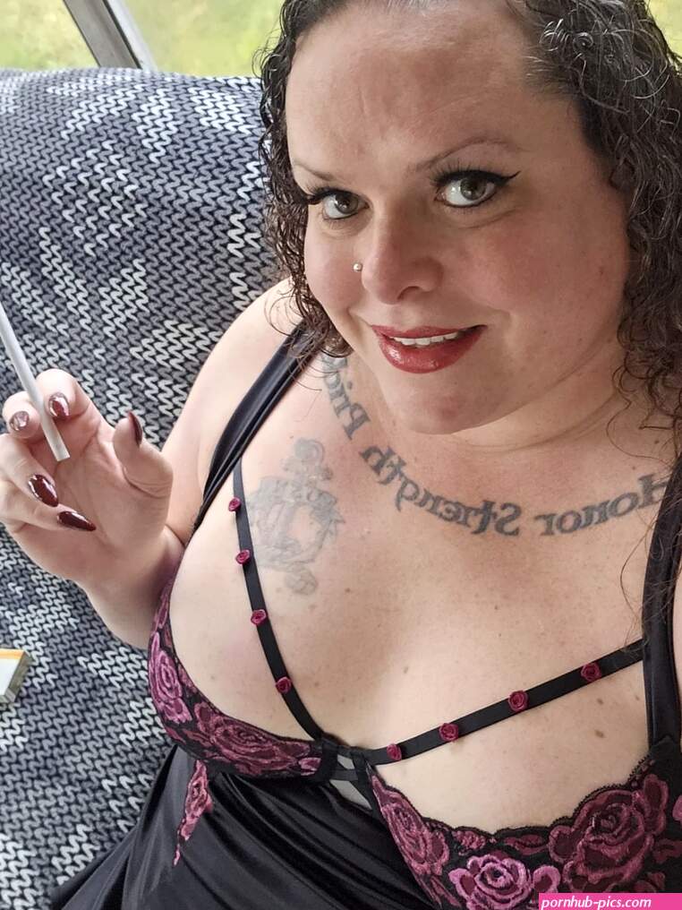 Trans BBW smoking in new lingerie : 6 Nude Pics