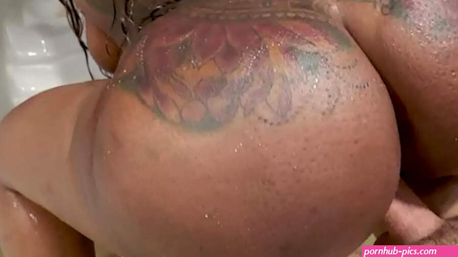 Hot black milf with a huge ass fucks a white guy