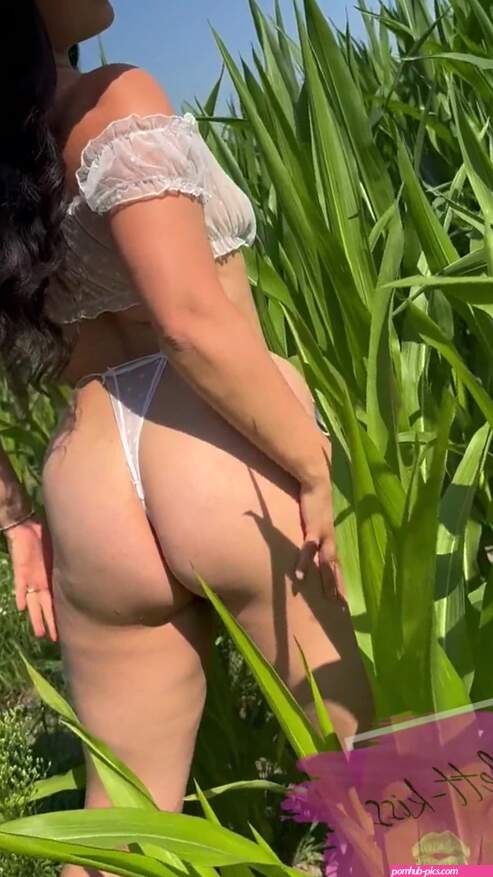 Erst Spazieren Und Dann in Der Natur Gefickt! ft. Scarlett-Kiss by Scarlett Kiss: Brunette Big Ass Nude Porn