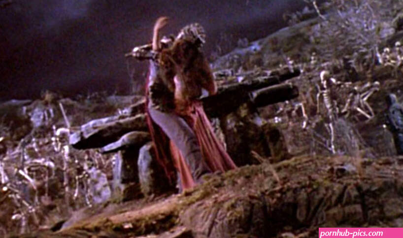 Naked Embeth Davidtz in Army of Darkness ANCENSORED