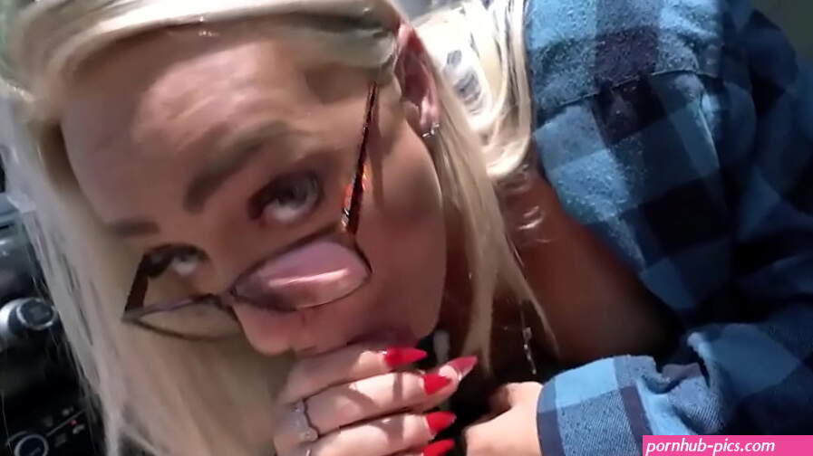 Busty stepmom Elena sucked my dick in the car and I was filming it because of reasons
