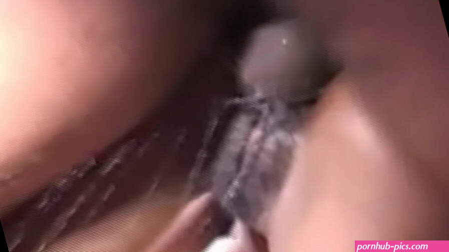 Ebony slut piss while fucking