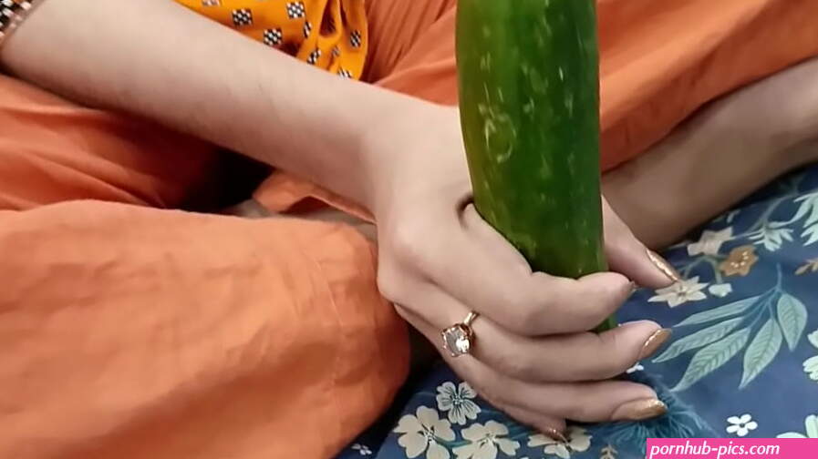 Desi Housewife Inserting Large Cucumber in Her Tight Pussy