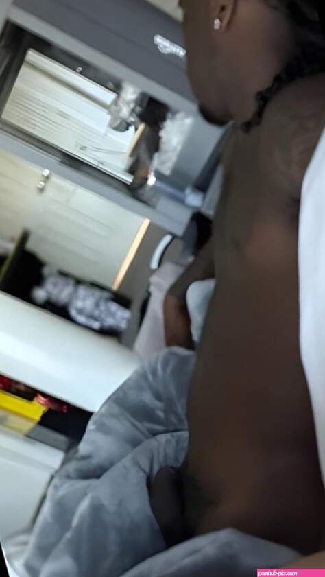 Layla red cakes leaked a photo of Kai cenat in bed