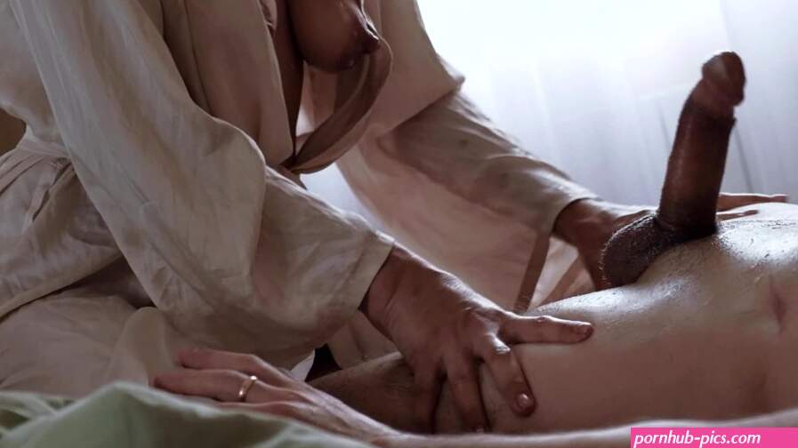 Ochtend sensuele massage sexy milf maakte hem klaarkomen met een fontein cumshot