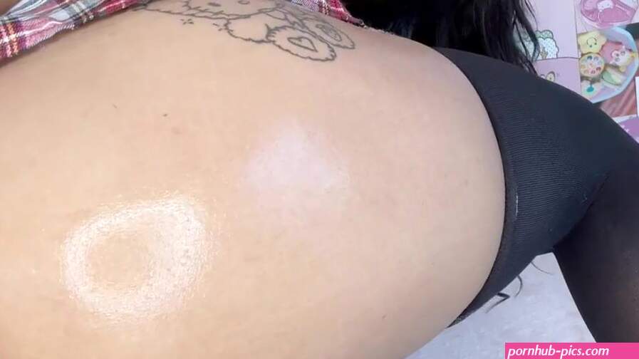 Mankoprincess Asian Oiling Her Pussy and Ass While Shaking Booty On Cam Then Using Anal Plug