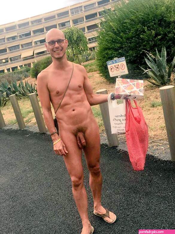 A walk in Cap dAgde naturist village nude naked fkk naturism nudism nudeholiday nudeshopping naakt nackt bloot muttiwareinkaufen