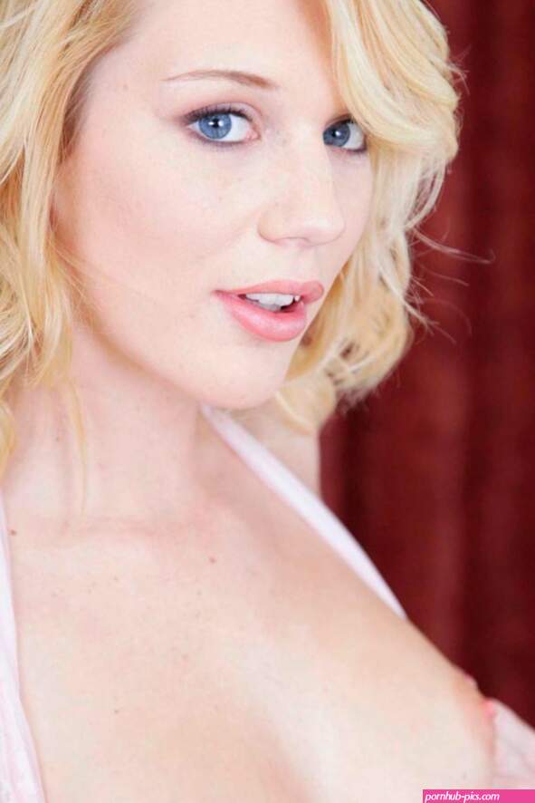 Teen Pornstar Hayden Hawkens Shows Pink Pussy