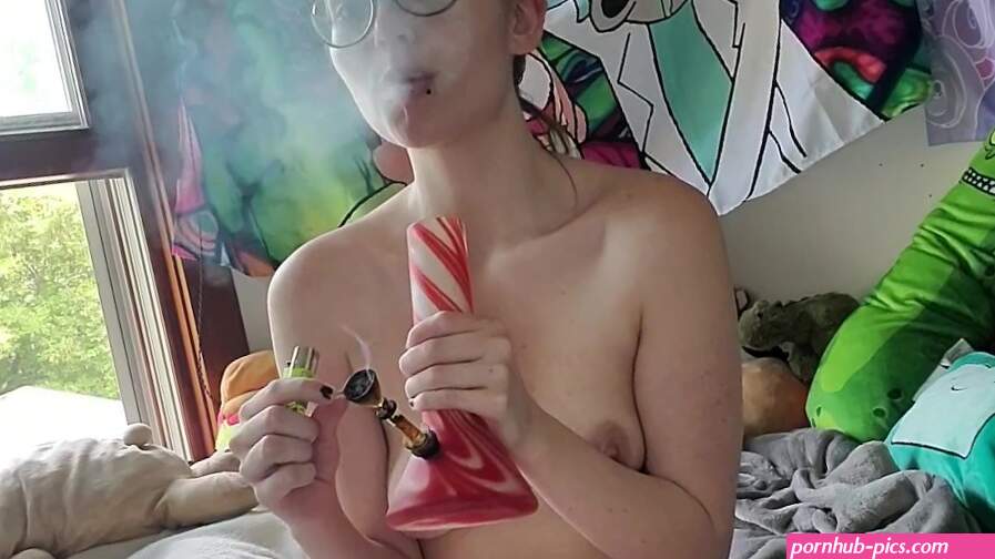 Jeu de rôle: Une écolière religieuse fume et vous montre son étrange gode