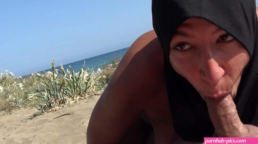 Une fille algérienne a des relations sexuelles avec un homme étranger sur la plage de Marseille