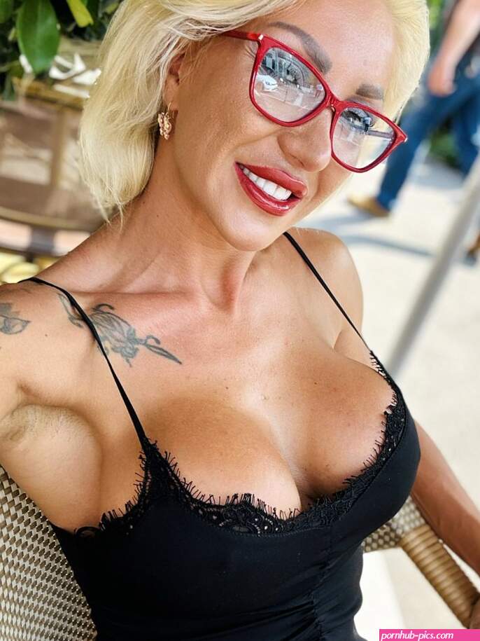Twitter: ninacox131 She wants to be a pornstar CLICK TO SUBSCRIBE OF