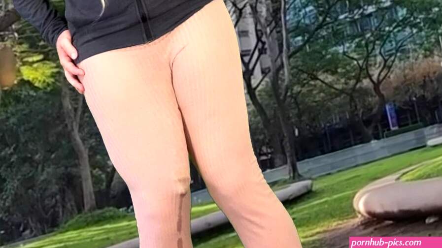Huge dick shemale hands free cum public