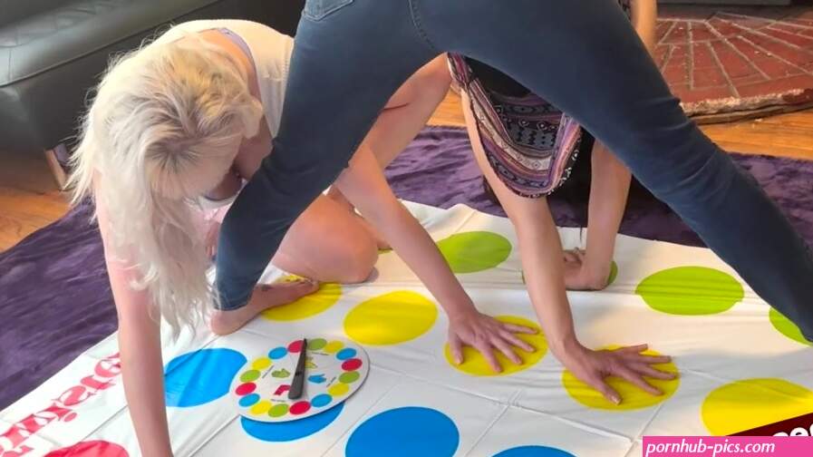 A huge sex toy used on her after a sexy lesbian strip twister game Pornofilme