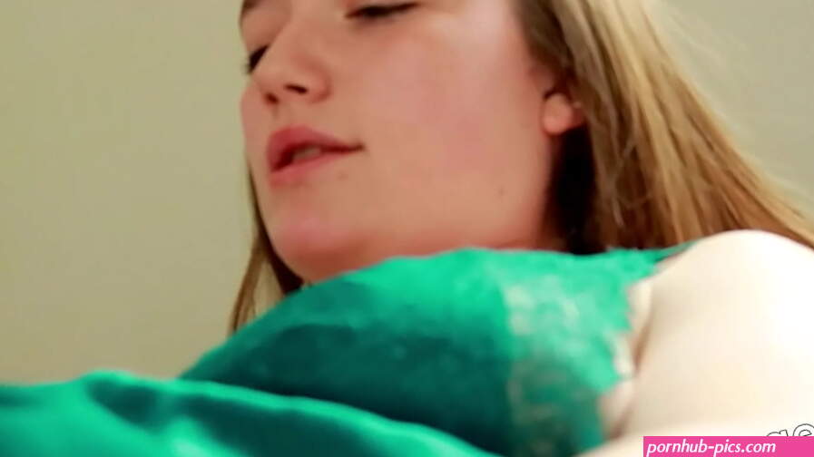 Cute 18 Year Old Gets Her Pussy Eaten