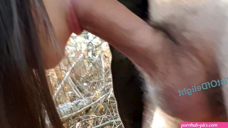 18 old year Brunette gives a blowjob and swallows cum in park