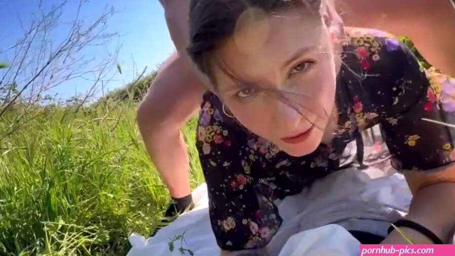 Italian chubby ass teen entertains BF with anal and squirts at a picnic!
