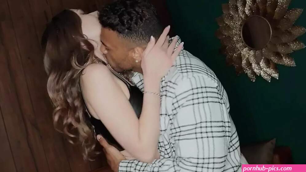 Blackedraw aan grote zwarte lul verslaafde influencer Hoop Hemel pijpt vreemdeling in de lift