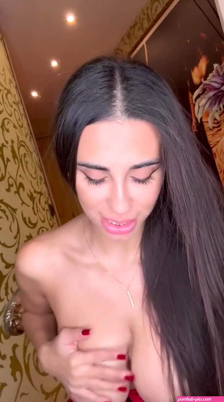 mora vestita da natale che si masturba