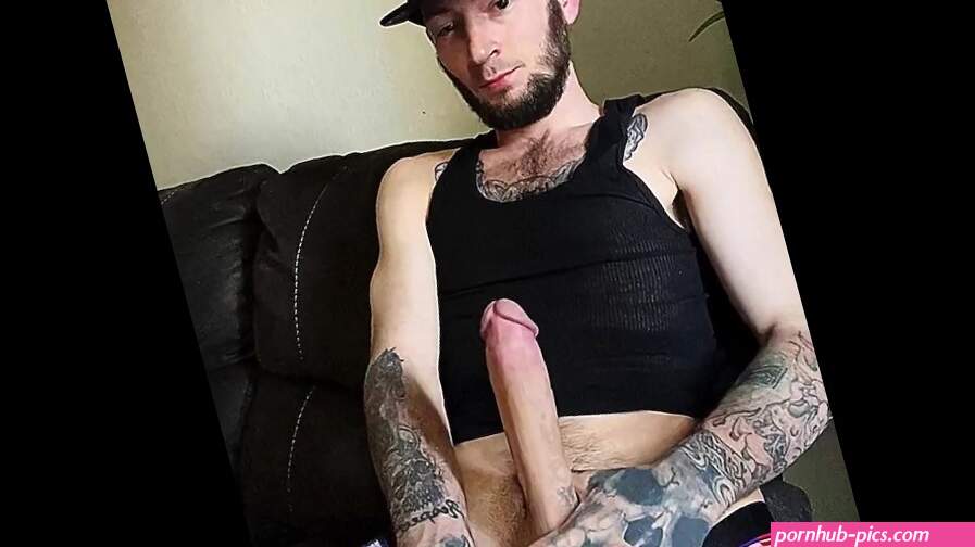 Onlyfans model Tussint works a 9-5. Working hard makes me cum hard. EAT UP.