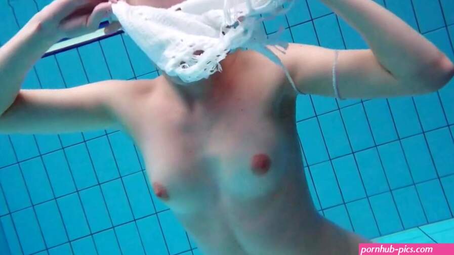 Blonde babe naked underwater Diana Zelenkina