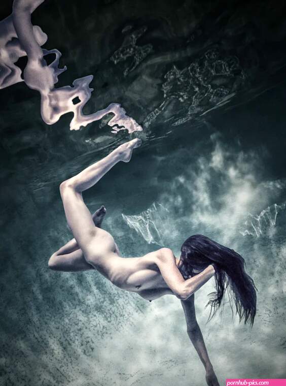Underwater Nude 28