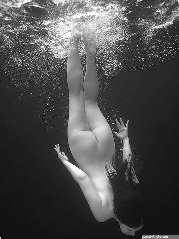 : Bathroom Wall Art-Diving Nude Vintage Photo Sexy Great Body Underwater Wet Naked Breasts Pinup Bathroom Picture Man Woman For Bedroom Cave Apartment Bar Beach House Decor12x16inch Unframed: Posters Prints