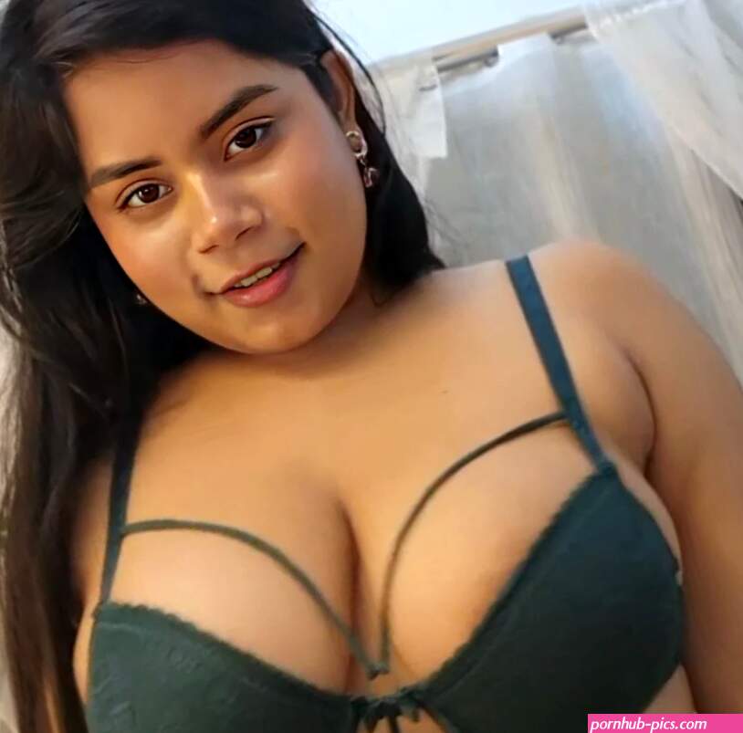 Amesha Cam Model Profile