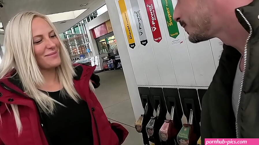 Deutsche Amateurin Lara CumKitten von User beim Tanken erkannt und spontan gefickt