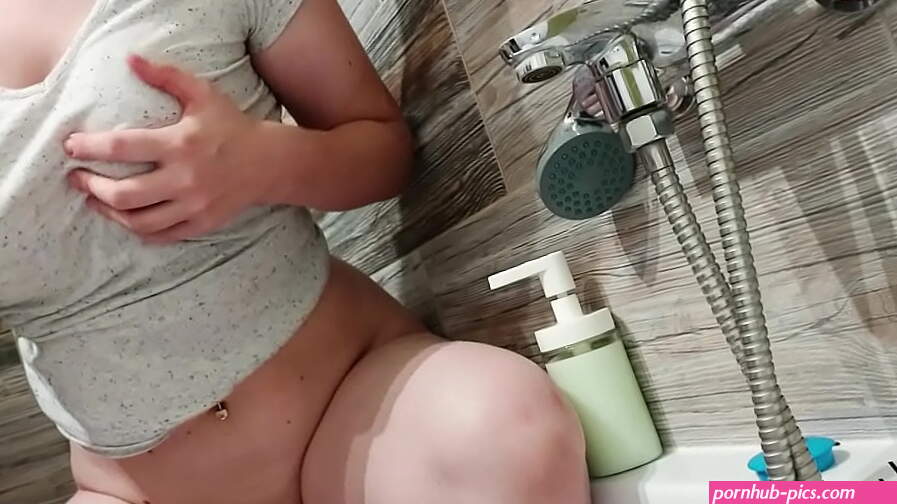 Big Boobs Girl Masturbate Pussy and Washes Ass in the Bathroom