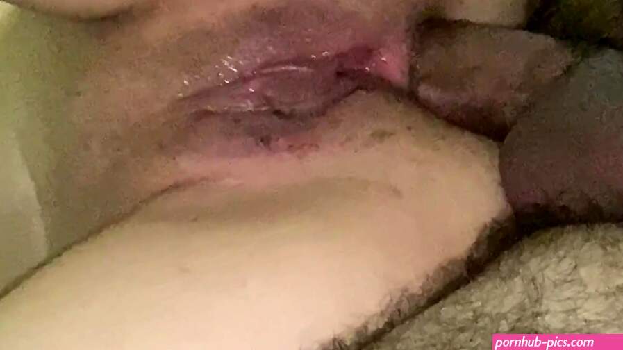 Sie sagte ihr Arsch sei noch nicht bereit für meinen groen fetten Schwanz aber als ich ihn pltzlich hineinschob genoss sie Anal P1