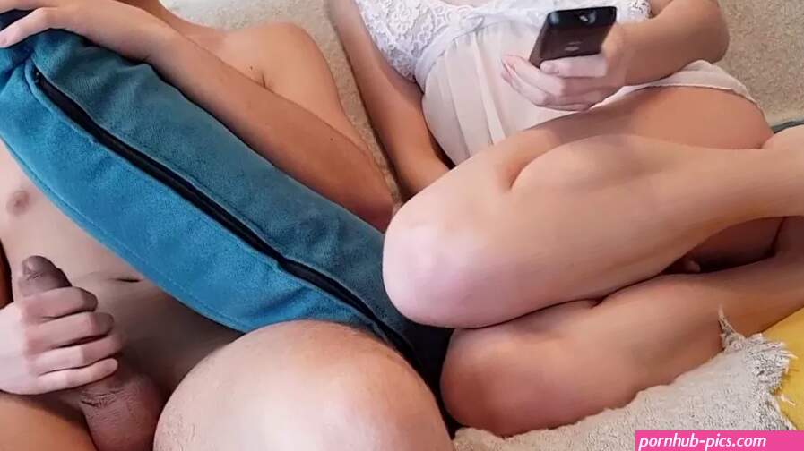 Porno kijken met stiefzus en haar strakke tienergaatje neuken