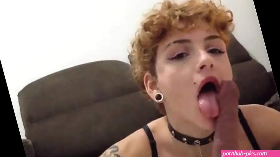 Novinha gostosa sentando no dildo até gozar