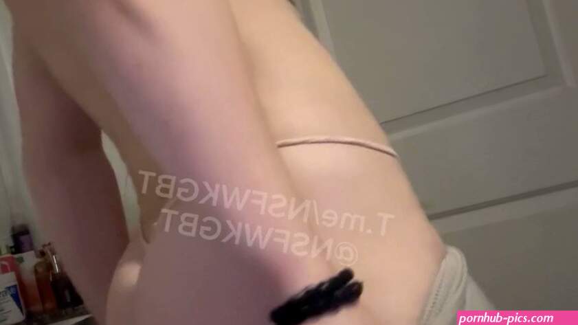 sude fit nude photos