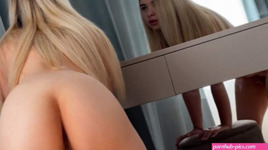 Una puttana nuda e sexy balla e gioca davanti alla telecamera. Dilettante. Fatti in casa