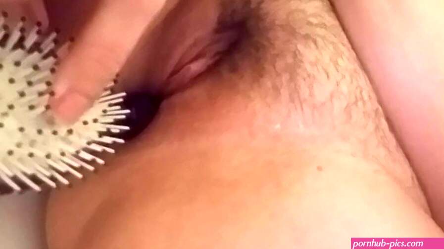 Bbw tries masturbating with a hair brush